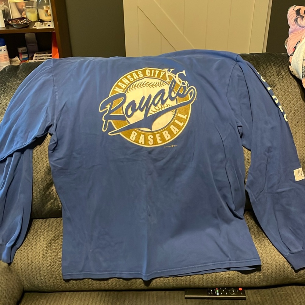 2 piece men’s Royal’s shirts
1 long sleeve and 1 shirt sleeve t-shirt